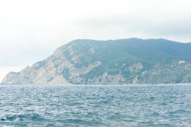 Güzel manzara mavi deniz ve dağlar Vernazza için