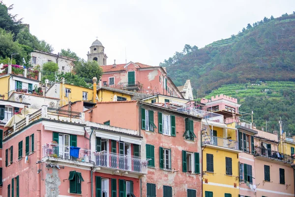 Veduta di vecchie case e montagne a Vernazza — Foto Stock