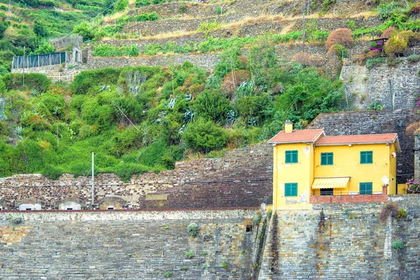 查看到海岸和山的黄色房子 — 图库照片