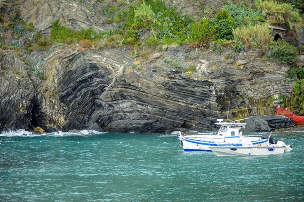 Dagsljus Visa att två parkerade båtar nära rock berg — Stockfoto