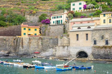 Deniz, binalar ve dağlar üzerindeki küçük bir bağlantı noktasına görüntülemek