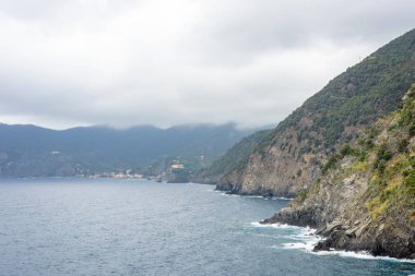 Güzel manzara mavi deniz ve balıkçı teknesi