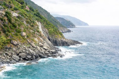 Güzel manzara mavi deniz ve dağlar