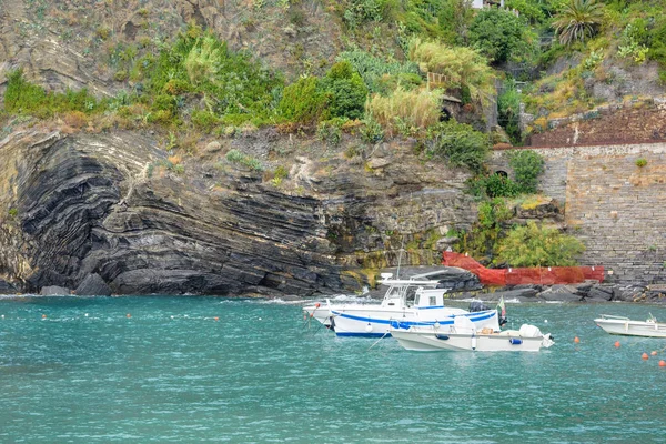 Visa en liten port på havet, byggnader och berg — Stockfoto