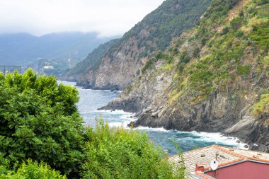 Dağlar ve deniz güzel görünümüne
