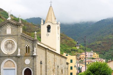 Binalar ve dağlar için sisli bir günde görüntüleyin