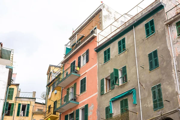 Binalar ve gökyüzü için sisli bir günde görüntüleyin