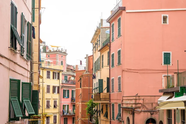 Binalar ve gökyüzü için sisli bir günde görüntüleyin