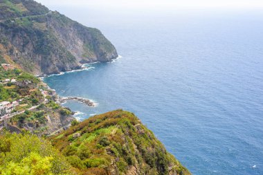 Deniz mavi dağlardan görüntülemek.