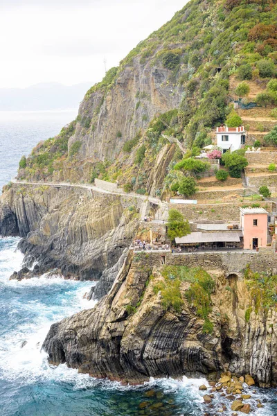 Deniz mavi dağlardan görüntülemek.