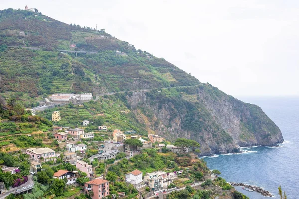 Binalar, deniz ve dağlar sisli bir günde görüntülemek 