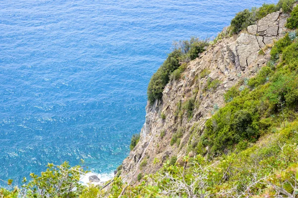 Dağlardan kıyı şeridi ve mavi deniz manzaralı — Stok fotoğraf