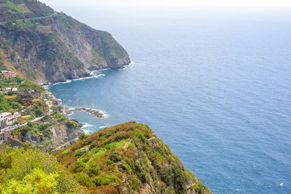 Deniz mavi dağlardan görüntülemek.