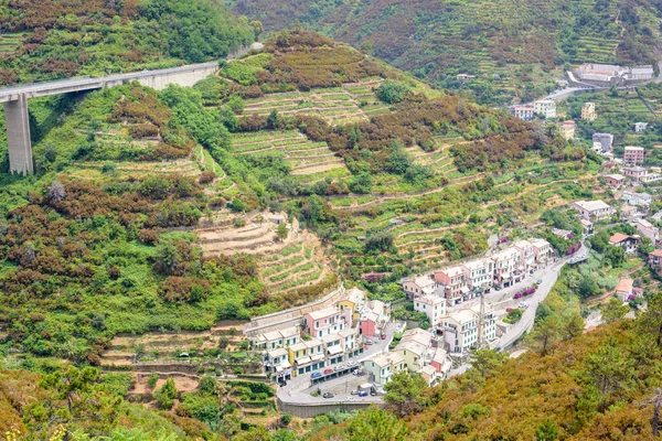 Vue aérienne des bâtiments et de la route de la ville — Photo