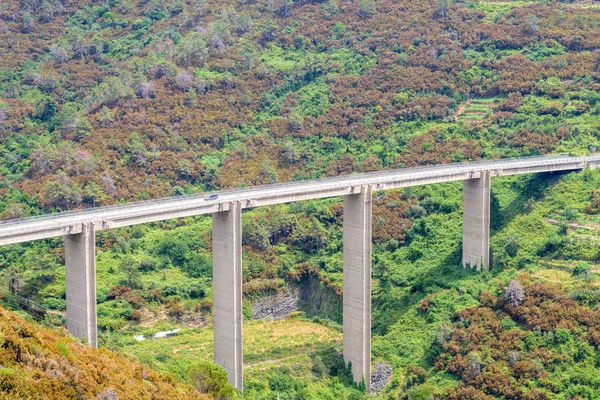 Ferrocarril alto en montañas — Foto de Stock