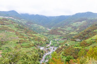 Güzel görünümüne Manarola dağlar ve yol