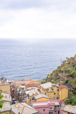 Güzel görünüm Manarola dağlar, şehir ve deniz bir parçası '