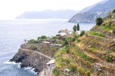 Güzel görünüm Manarola dağlar, şehir ve deniz bir parçası '