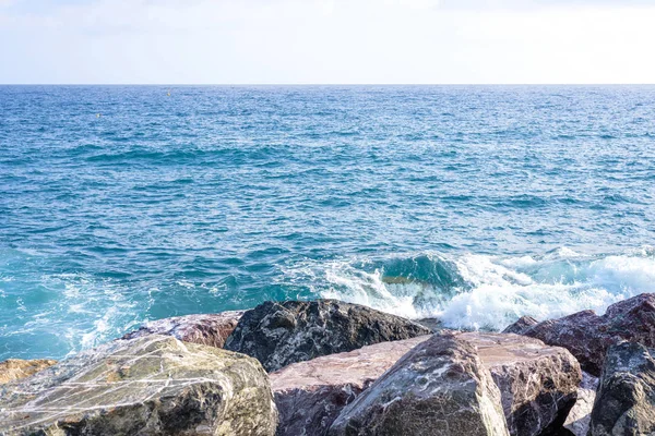 Vatten stänk på klipporna vid kusten i Monterosso al Mare — Stockfoto