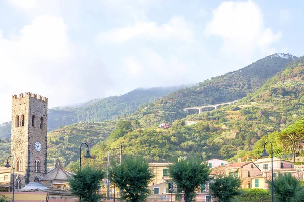 Gün ışığından yararlanma görünümüne Monterosso al Mare dağlar, townbell ve bir pa — Stok fotoğraf