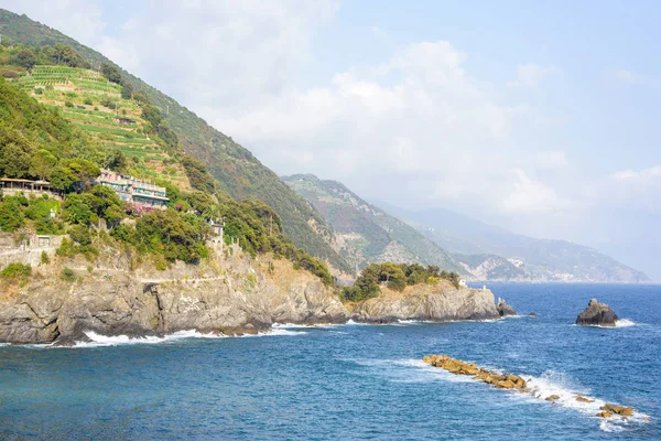 Bir Monterosso al Mare dağlar ve deniz bir parçası güzel manzara — Stok fotoğraf