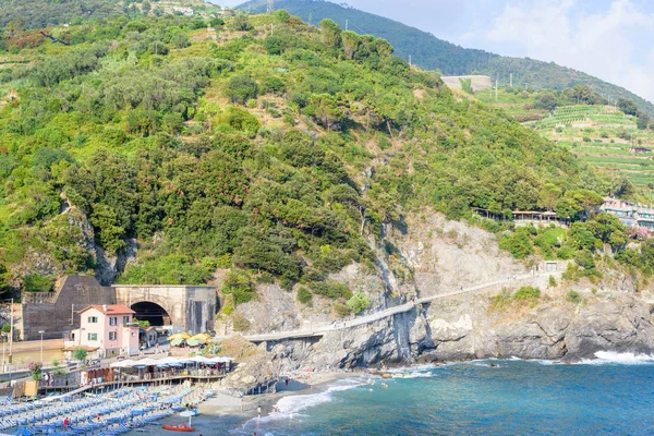 Bir Monterosso al Mare dağlar ve deniz bir parçası güzel manzara — Stok fotoğraf