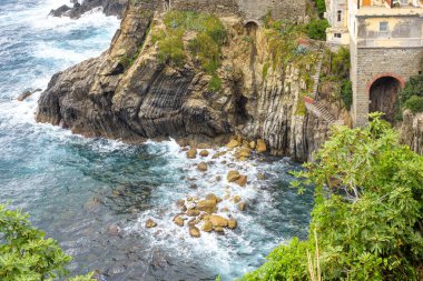 Deniz mavi dağlardan görüntülemek.