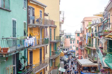 Şehir mimarisi ve sokak insanlarla güzel manzara