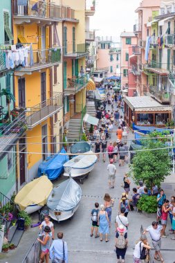 Şehir mimarisi ve sokak insanlarla güzel manzara