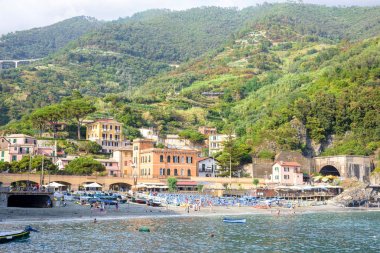 Güzel manzara plaj, park edilmiş tekneler ve dağlar