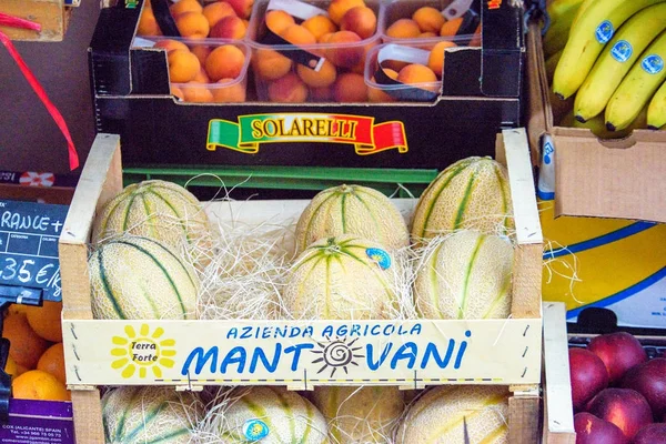 Sárgadinnye, görögdinnye, a banán és a narancs eladó — Stock Fotó