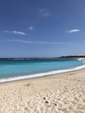 Deniz plaj satırından mavi güzel yaz görünümü