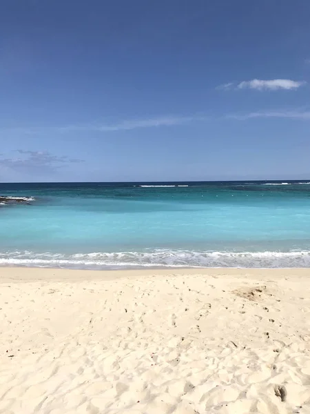 Hermosa vista de la luz del día al mar azul desde la línea de playa — Foto de Stock