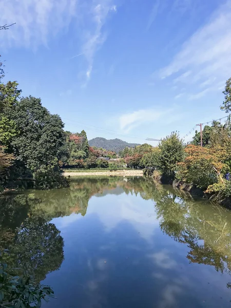 Bela vista da luz do dia para o lago azul e parque verde — Fotografia de Stock