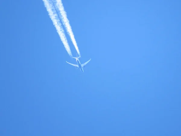 Avión volador con franjas de pista aérea —  Fotos de Stock