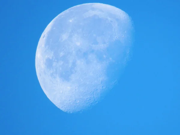 Gran luna blanca de cerca sobre el cielo azul en la noche — Foto de Stock