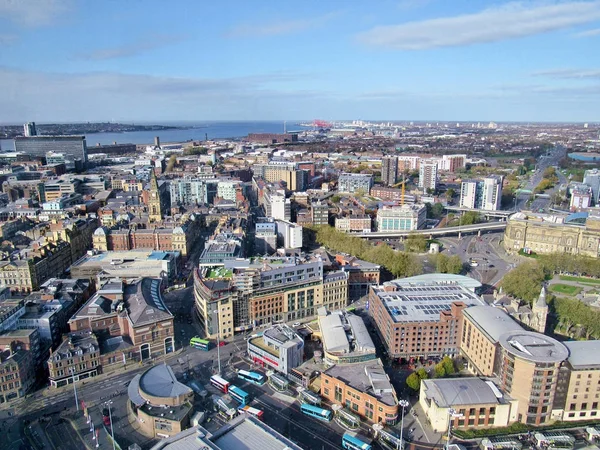 Město a moře s staré architektury v Liverpoolu — Stock fotografie