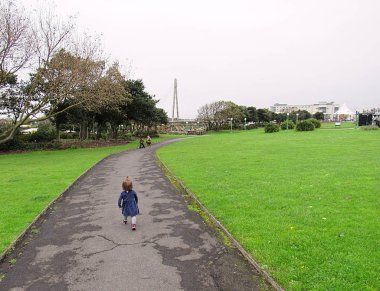 Southport parkta yürüyen küçük bir kız