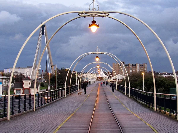 Southport sokak ışıkları ile deniz yolu Köprüsü — Stok fotoğraf