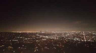 Gece Los Angeles şehrinin panoramik havadan görünümü