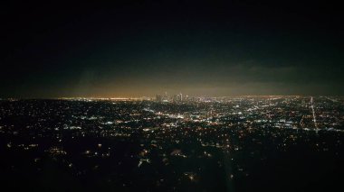 Gece Los Angeles şehrinin panoramik havadan görünümü