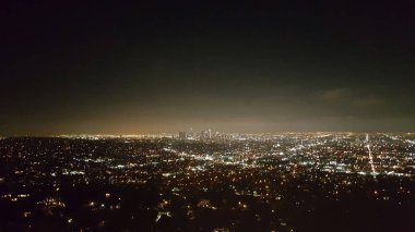Gece Los Angeles şehrinin panoramik havadan görünümü