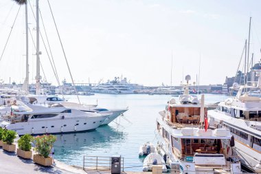 Gün ışığı güneşli görünümüne lüks yatların Monaco City Park