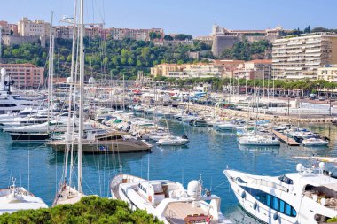 Gün ışığı güneşli görünümüne lüks yatların Monaco City Park