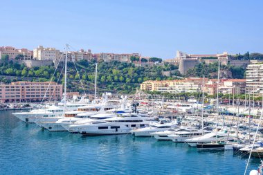 Gün ışığı güneşli görünümüne lüks yatların Monaco City Park