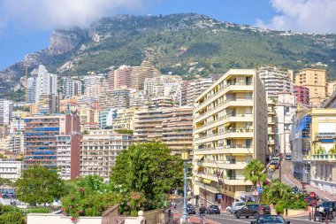 Gün ışığından yararlanma görünümüne şehir bina ve araçların yolda sürme