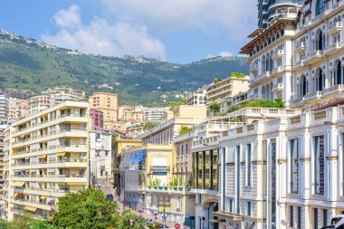 Gün ışığından yararlanma görünümüne uzun boylu şehir binaları ve reklam Pano