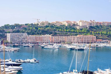 Gün ışığı güneşli görünümüne lüks yatların Monaco City Park