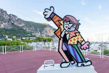 Beau liman girişinde Romero Britto tarafından dans çocuk