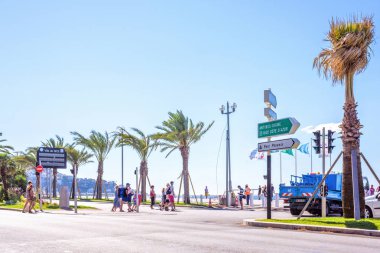 Gün ışığı güneşli insanlar crossi ile Fransız Riviera şehir görünümüne